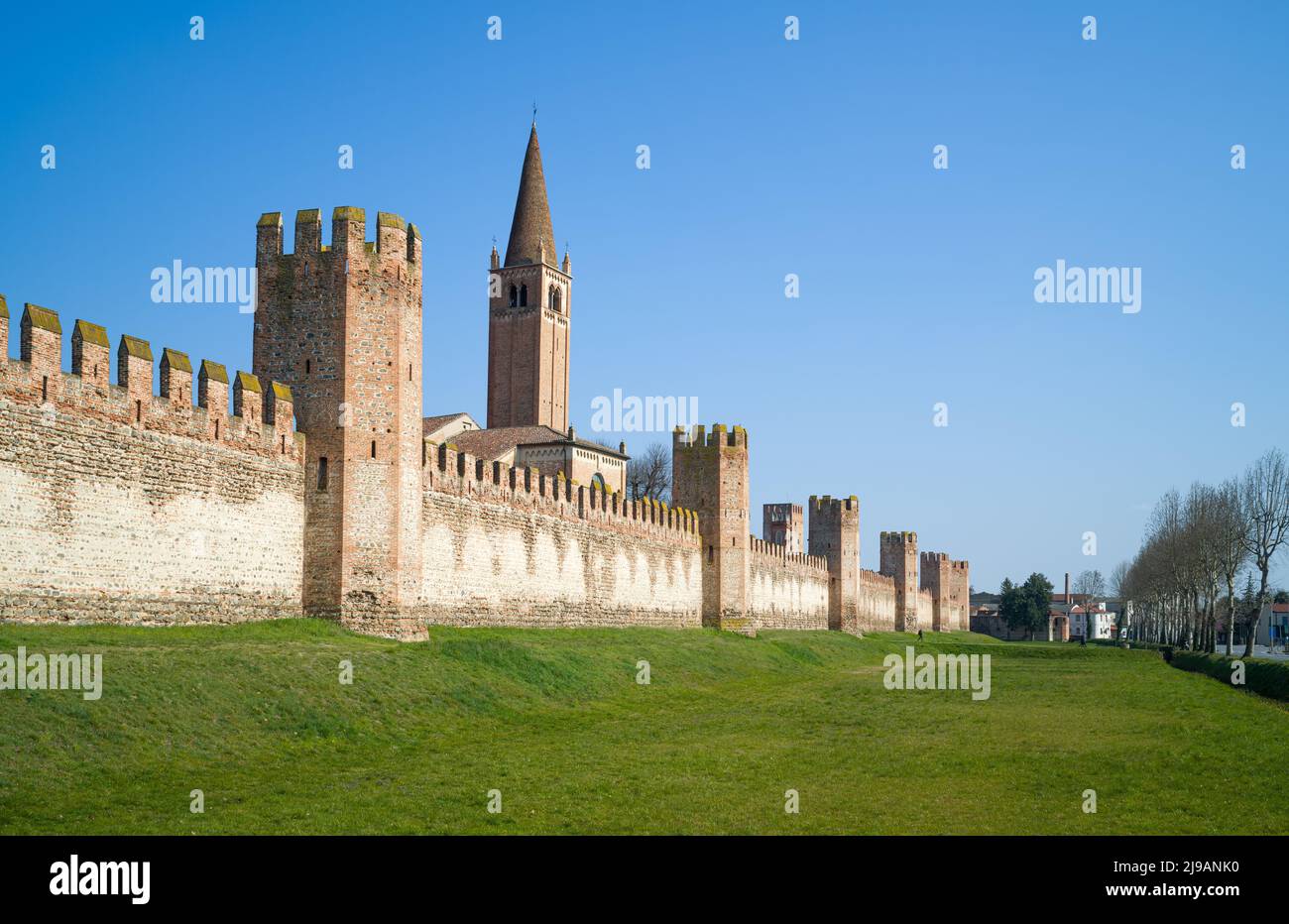 Italia, Montagnana, las murallas medievales que rodean la ciudad con el campanario de la iglesia de San Francesco Foto de stock
