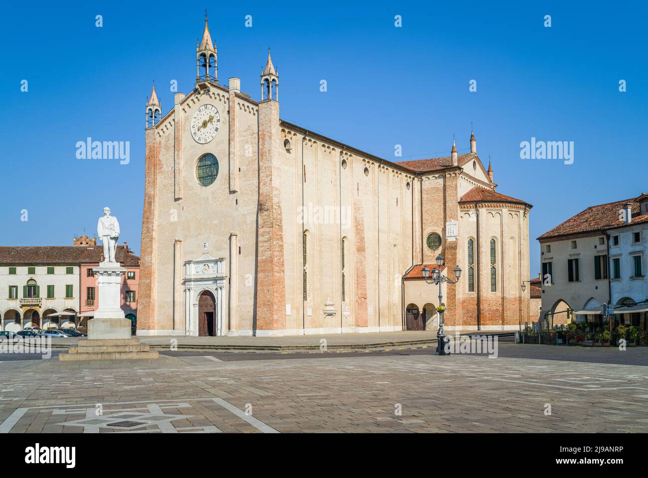 Italia, Montagnana, la catedral de Santa Maria Assunta en la plaza Vittorio Emanuele con la estatua del Rey Foto de stock