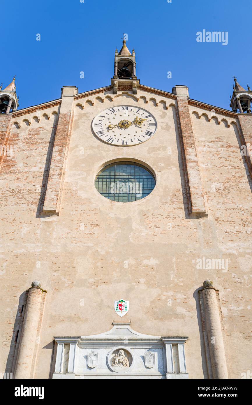 Italia, Montagnana, vista hacia arriba de la fachada de la catedral de Santa Maria Assunta Foto de stock