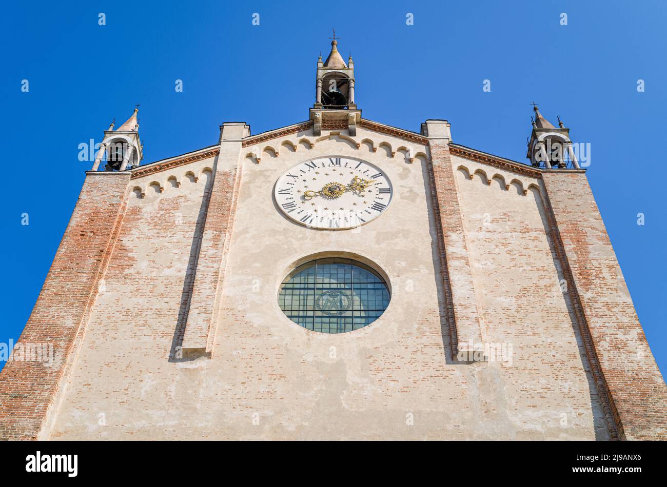 Italia, Montagnana, vista hacia arriba de la fachada de la catedral de Santa Maria Assunta Foto de stock