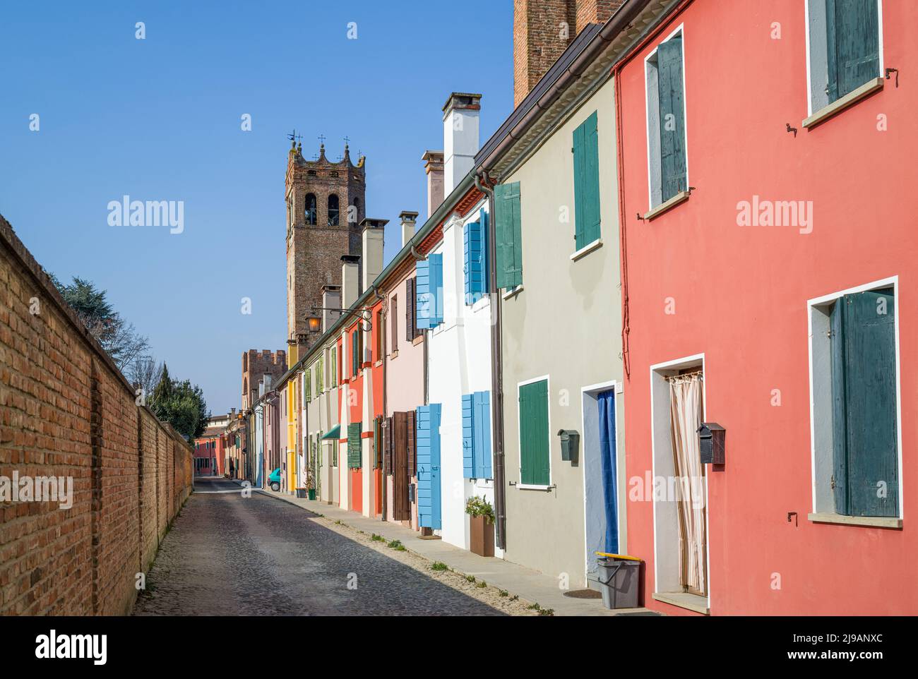 Italia, Montagnana, casas de colores tradicionales que se apoyan en las antiguas murallas medievales que rodean la ciudad Foto de stock