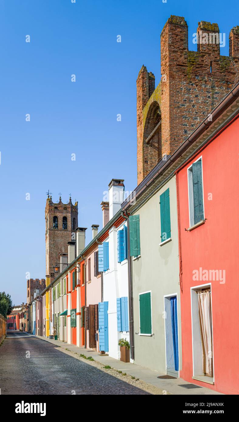 Italia, Montagnana, casas de colores tradicionales que se apoyan en las antiguas murallas medievales que rodean la ciudad Foto de stock