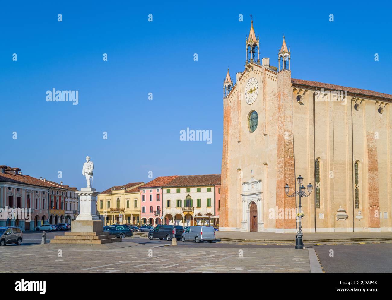 Italia, Montagnana, la catedral de Santa Maria Assunta en la plaza Vittorio Emanuele con la estatua del Rey Foto de stock
