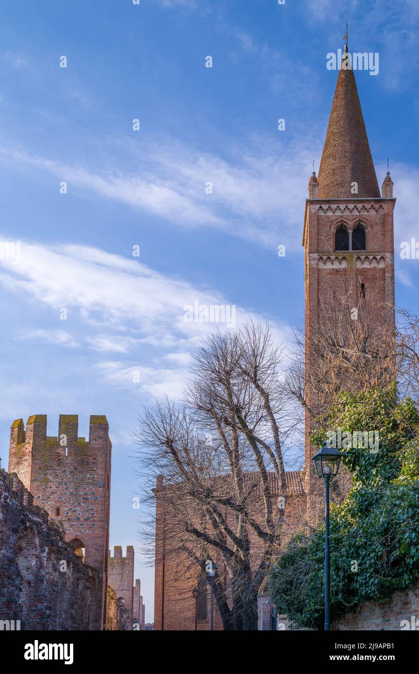 Italia, Montagnana, la iglesia de San Francesco situado frente a las murallas medievales Foto de stock