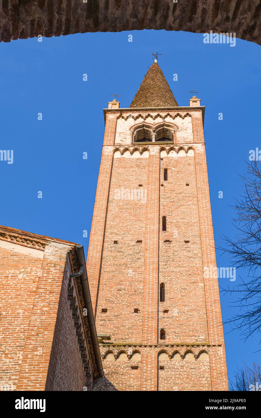 Italia, Montagnana, vista hacia arriba de la iglesia de San Francesco situado frente a las murallas medievales Foto de stock