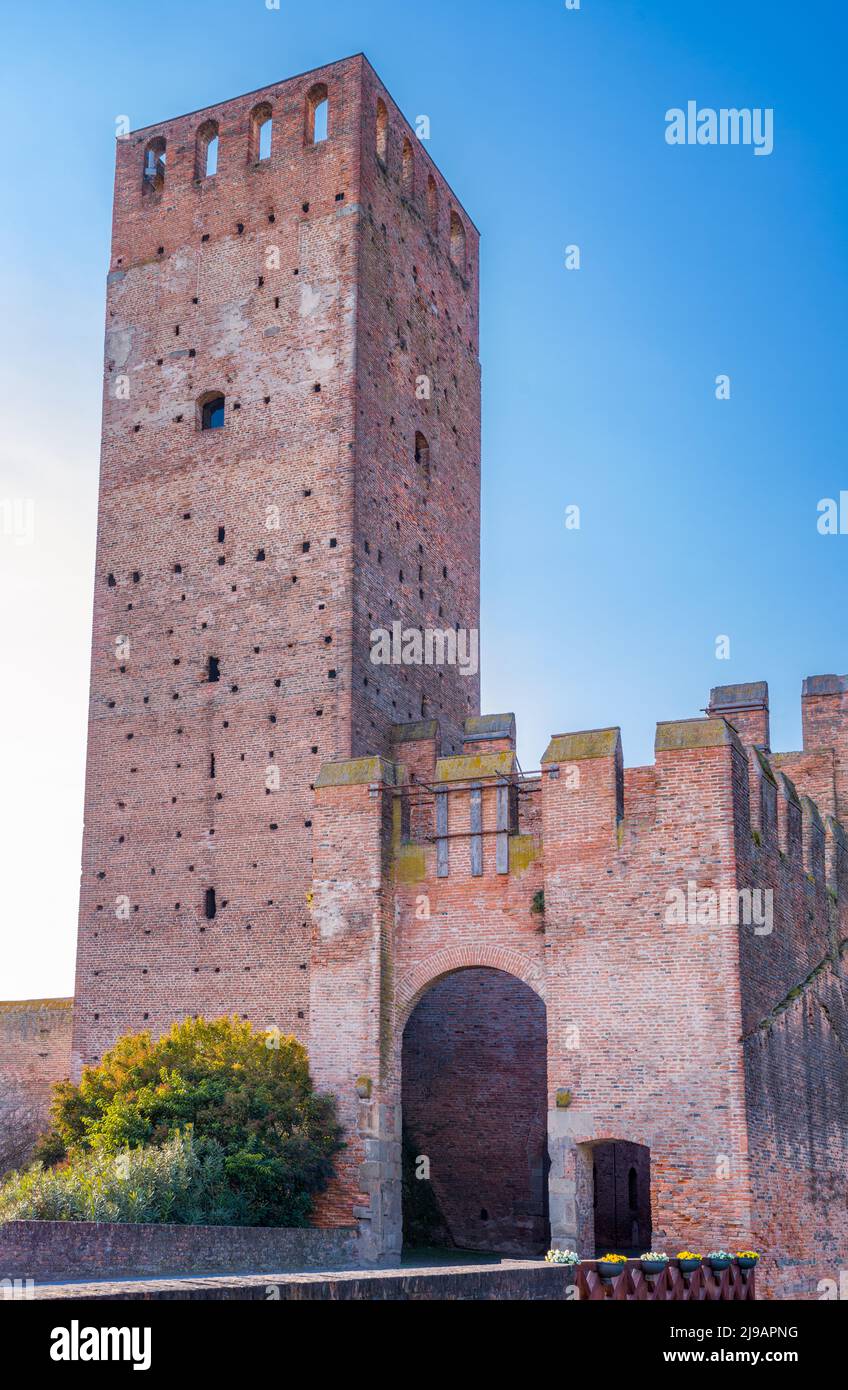 Montagnana, Italia - 4 de marzo de 2022: Vista del castillo de San Zeno con la torre de Ezzelino, parte de las murallas medievales que rodean la ciudad Foto de stock