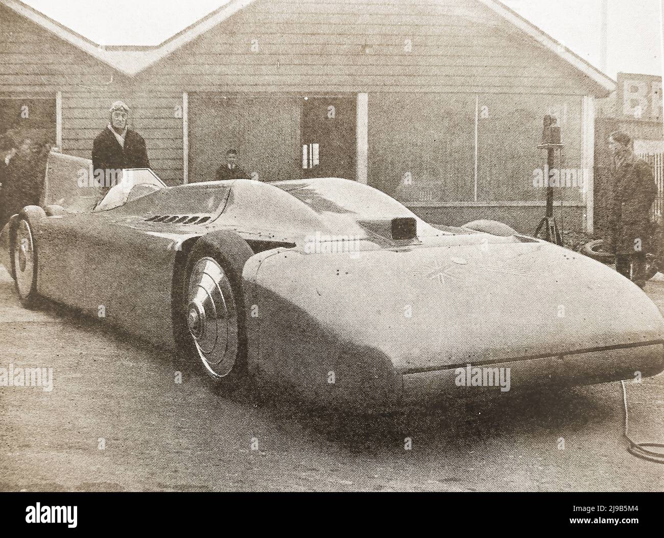 1935 - Sir Malcom Campbell poses con su nuevo coche de rompimiento de récords Bluebird Foto de stock