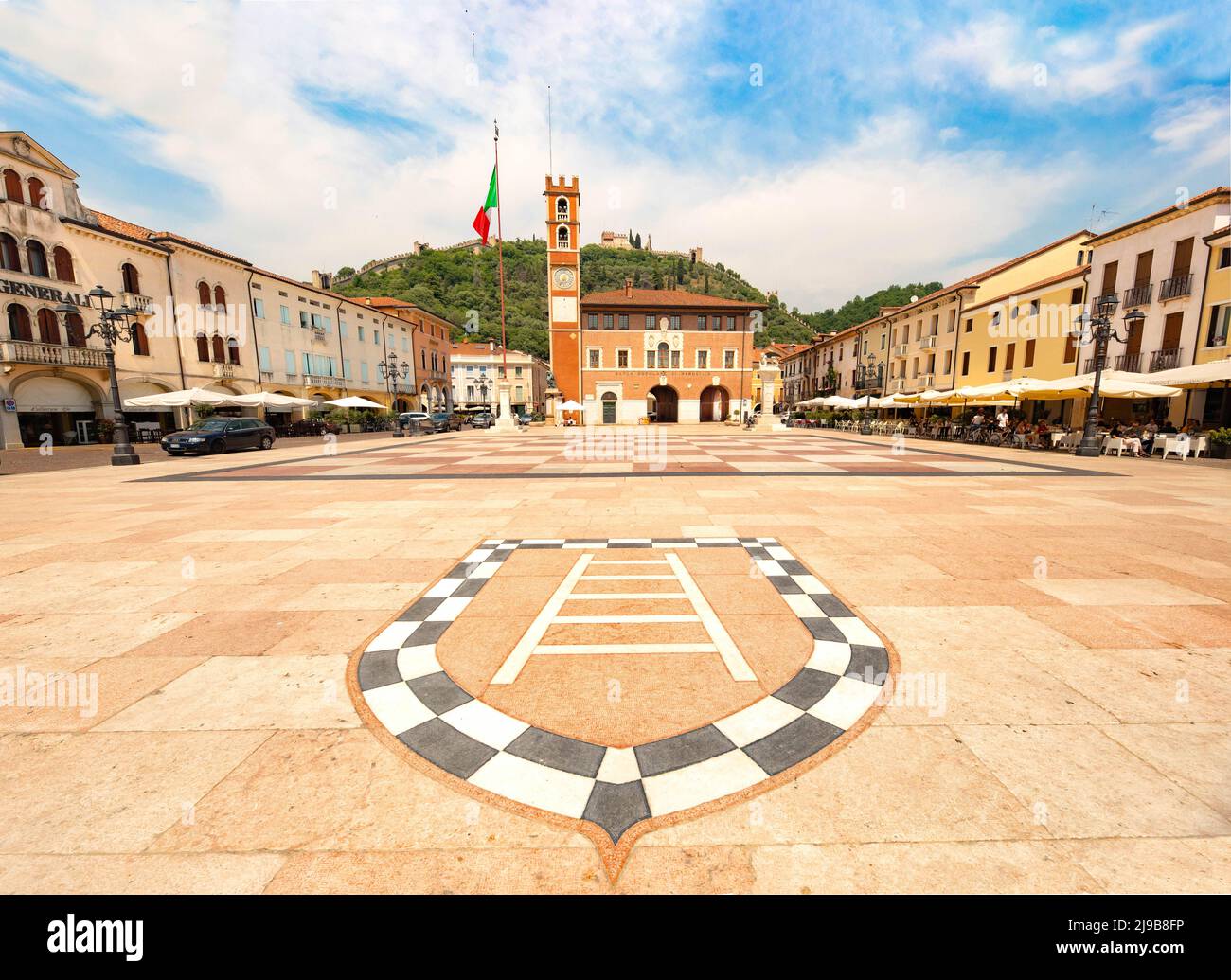 Piazza Castello o Piazza degli Scacchi con simbolo scala degli Scalingi-Marostica Foto de stock