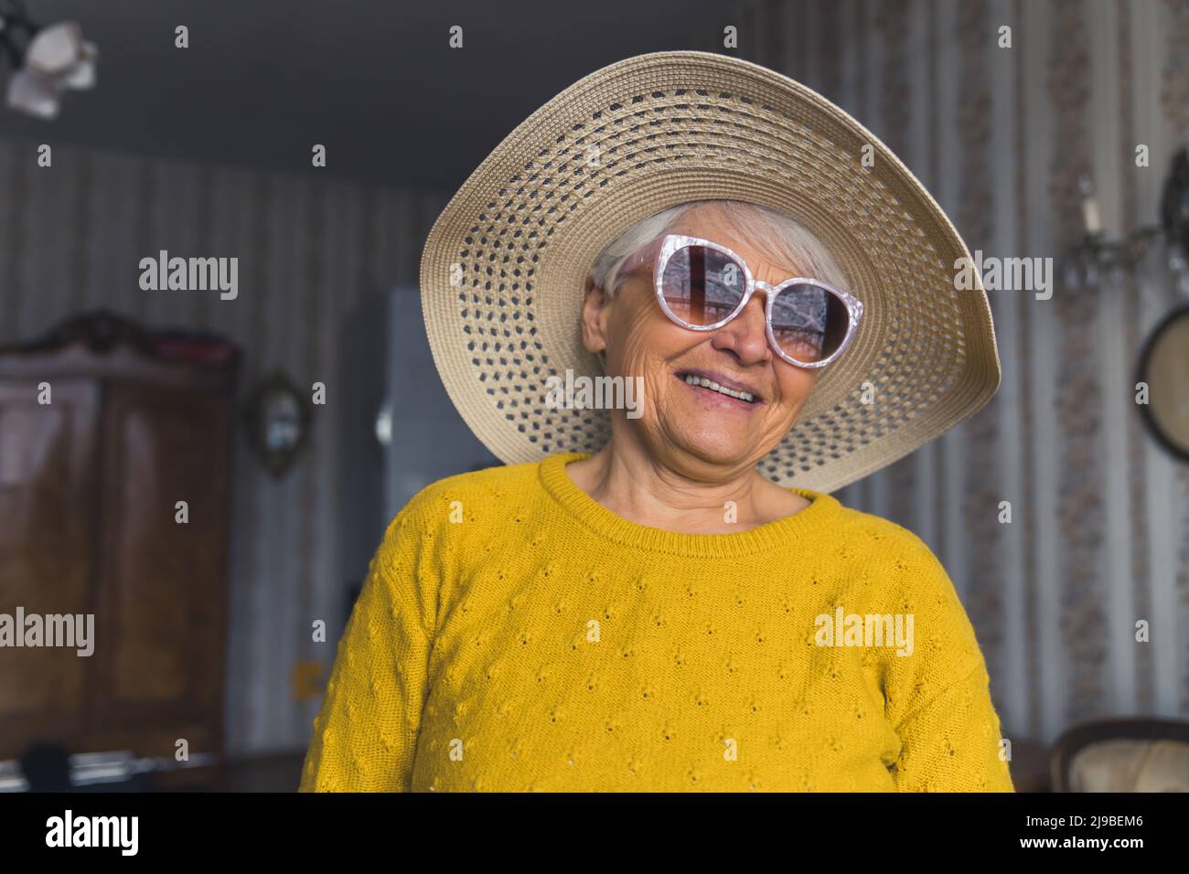 Linda mujer caucásica mayor con un sombrero y gafas de sol en el salón  medio closeup concepto de apoyo para personas mayores. Fotografías de alta  calidad Fotografía de stock - Alamy