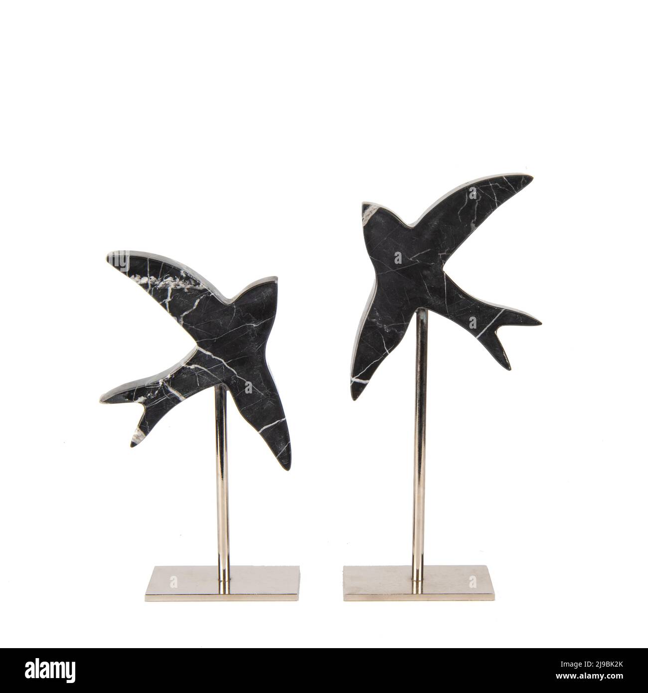 figuras de pájaros de mármol sobre soporte de metal accesorios de lujo en  la sala de estar aislados sobre blanco Fotografía de stock - Alamy