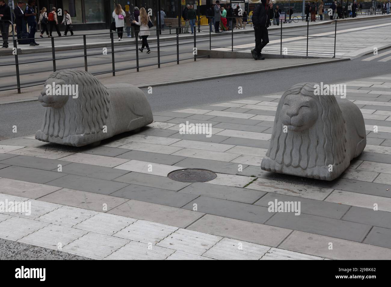 Leones de hormigón utilizados como barricadas en el centro de Estocolmo, Suecia Foto de stock