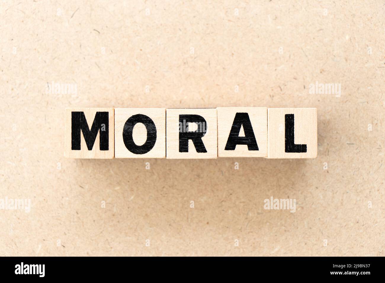 Letra del alfabeto bloque en la palabra moral sobre fondo de madera Foto de stock