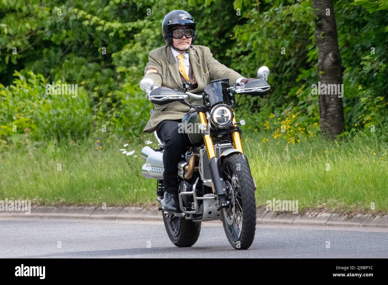 Milton Keynes, Reino Unido, 22nd de mayo de 2022. Participante en el viaje  del caballero distinguido en una motocicleta Triumph de Milton Keynes a  Bedford Fotografía de stock - Alamy