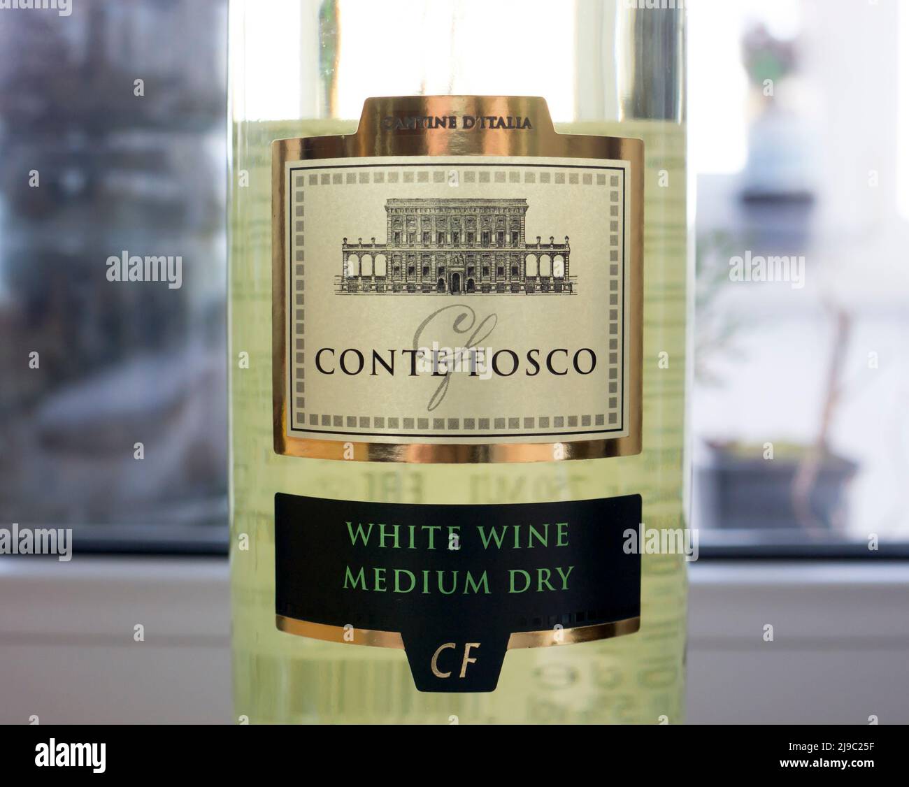 Medio Vino blanco seco Conte Fosco. 2021. Foto de stock