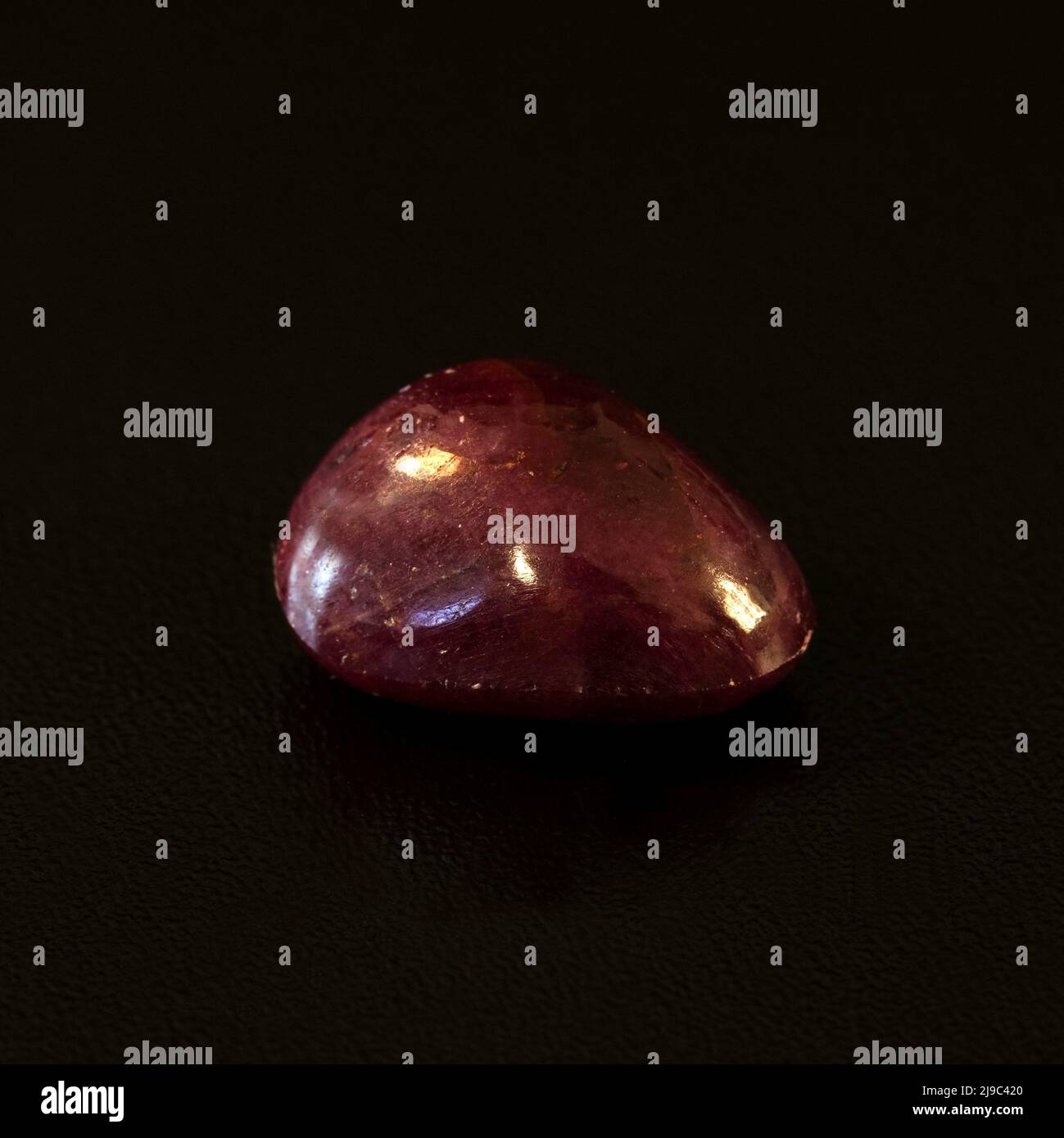 Macro primer plano fotografía en color de 'Ruby' Una piedra preciosa semi-cristal utilizada en la terapia de curación de cristales Foto de stock