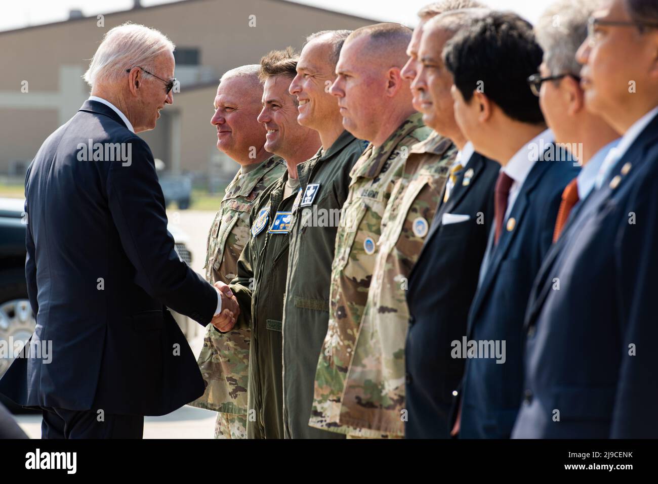 Pyeongtaek, Corea del Sur. 22nd de mayo de 2022. Joe Biden, presidente de los EE.UU., da sus narewells a la dirección militar superior cuando llega a la Base Aérea de Osan para su partida en la Fuerza Aérea Uno después de su visita de dos días a Corea del Sur, el 22 de mayo de 2022 en Pyeongtaek, Corea del Sur. Crédito: SRA Allison Payne/U.S. Noticias en vivo de la Fuerza Aérea/Alamy Foto de stock