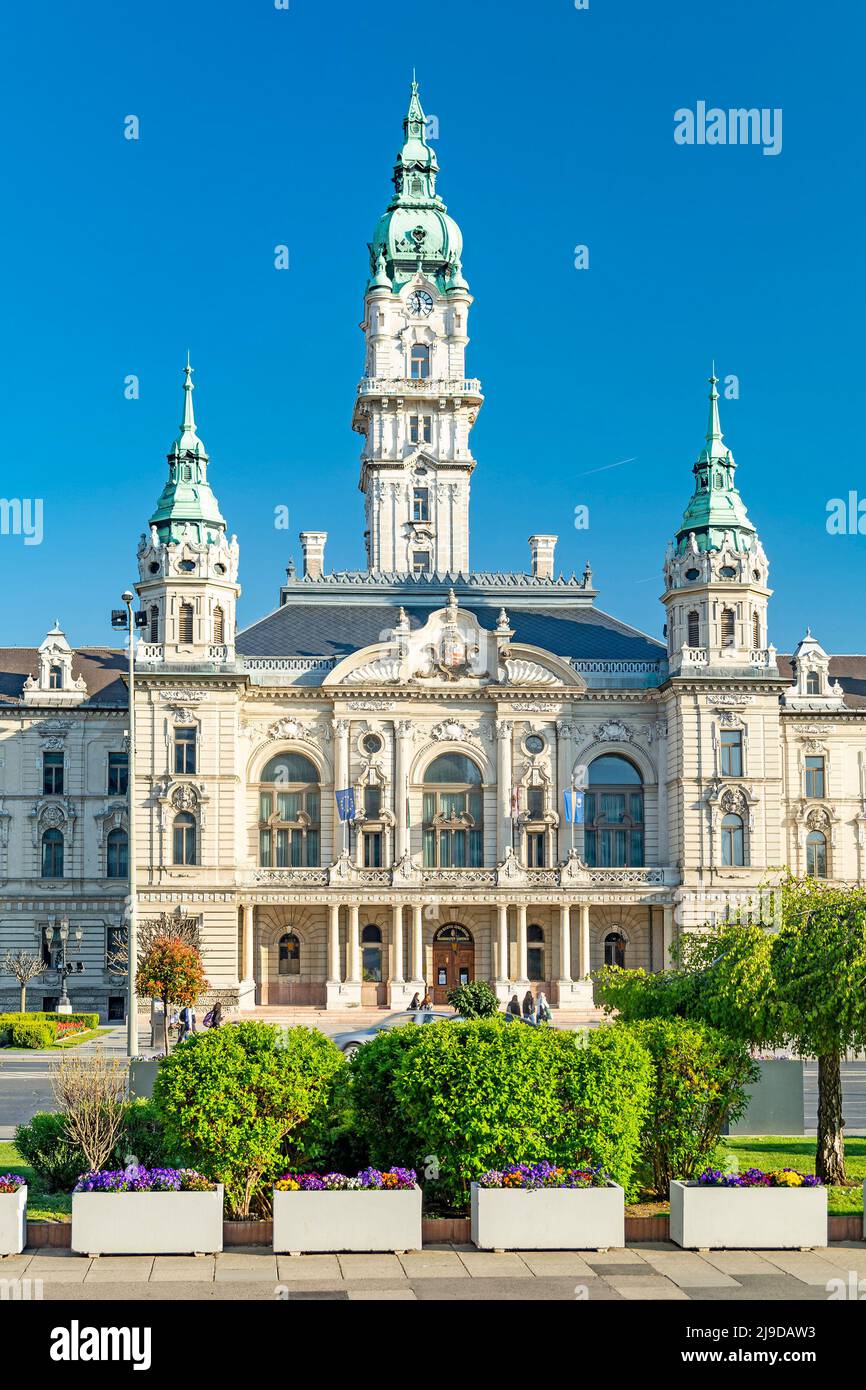 Gyor, ciudad de Hungría, edificio del ayuntamiento en el día soleado Foto de stock