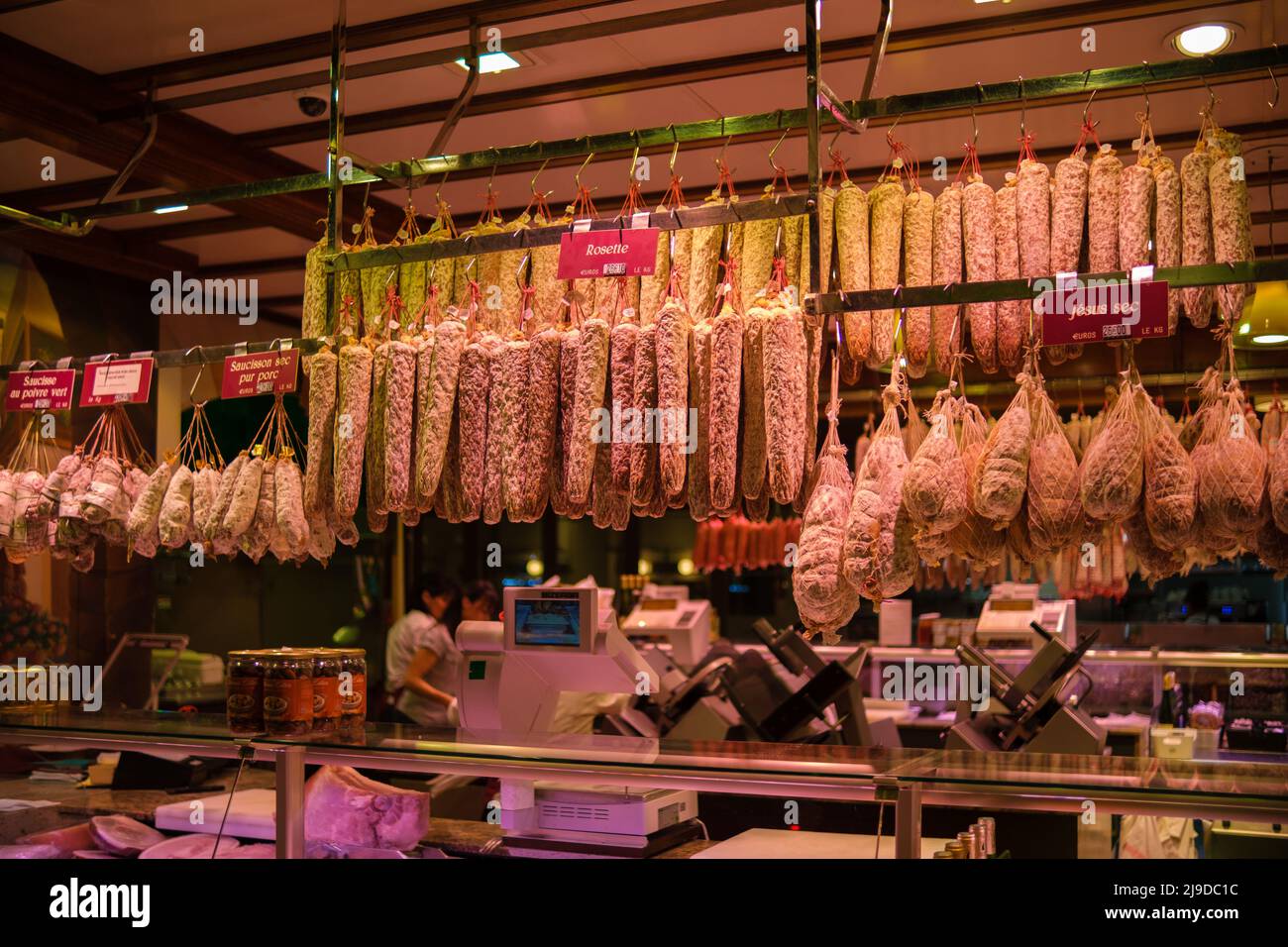 Lyon, Francia - 10 de mayo de 2022 : varias salchichas y carne en una carnicería dentro de los famosos Halles de Lyon Foto de stock