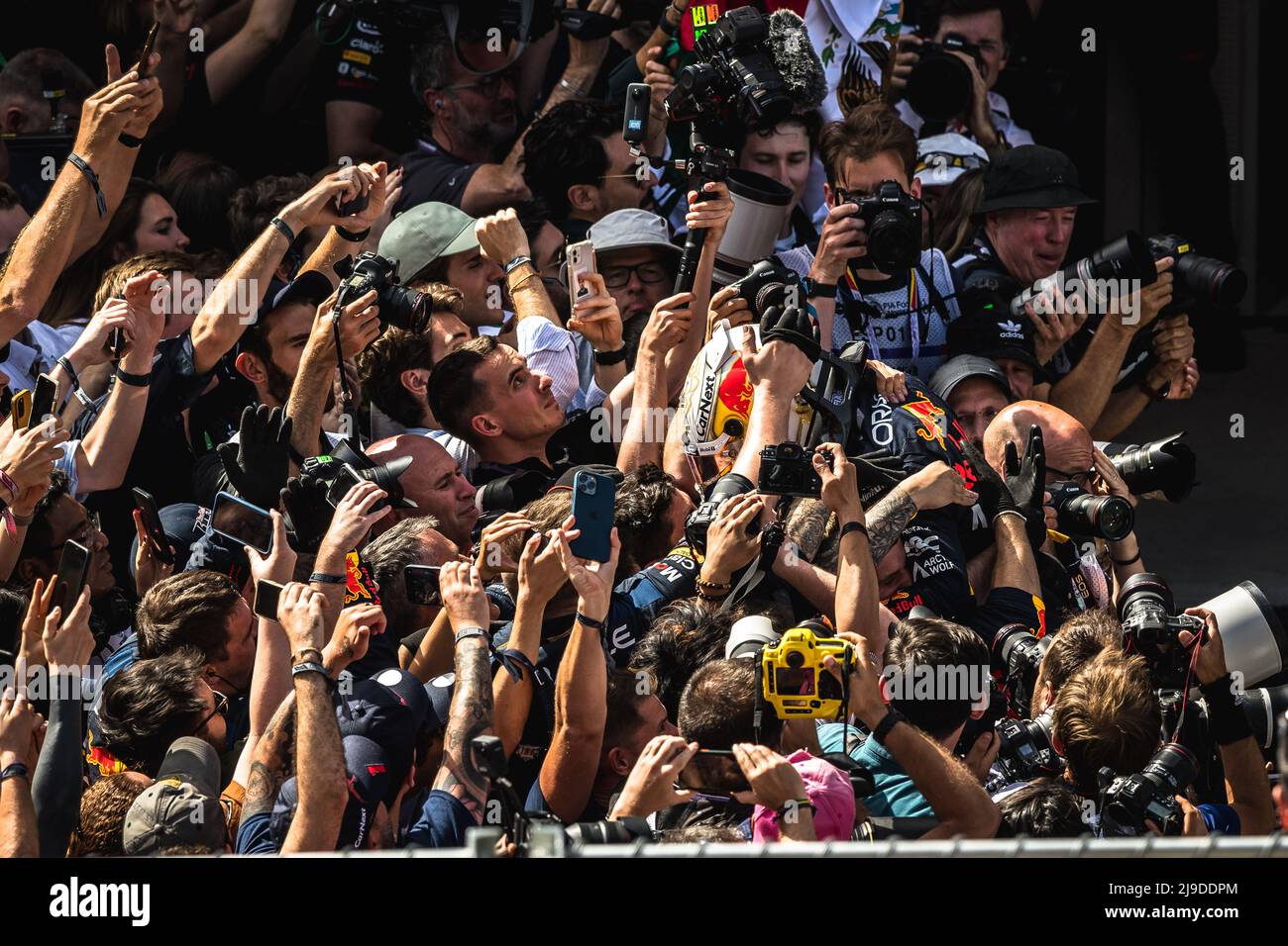 Barcelona, España. 22nd de mayo de 2022. MAX VERSTAPPEN (NED) del equipo Red Bull es recibido por compañeros de equipo y fotógrafos en el paddock después de ganar el GP español en Circuit de Catalunya Crédito: Matthias Oesterle/Alamy Live News Foto de stock