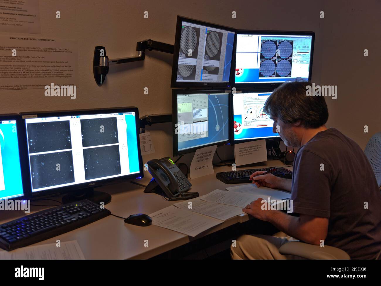 El investigador que opera en VERITAS (sistema de matriz de telescopio de imágenes de radiación muy energética), es un importante observatorio de rayos gamma en tierra, Arizona. Foto de stock