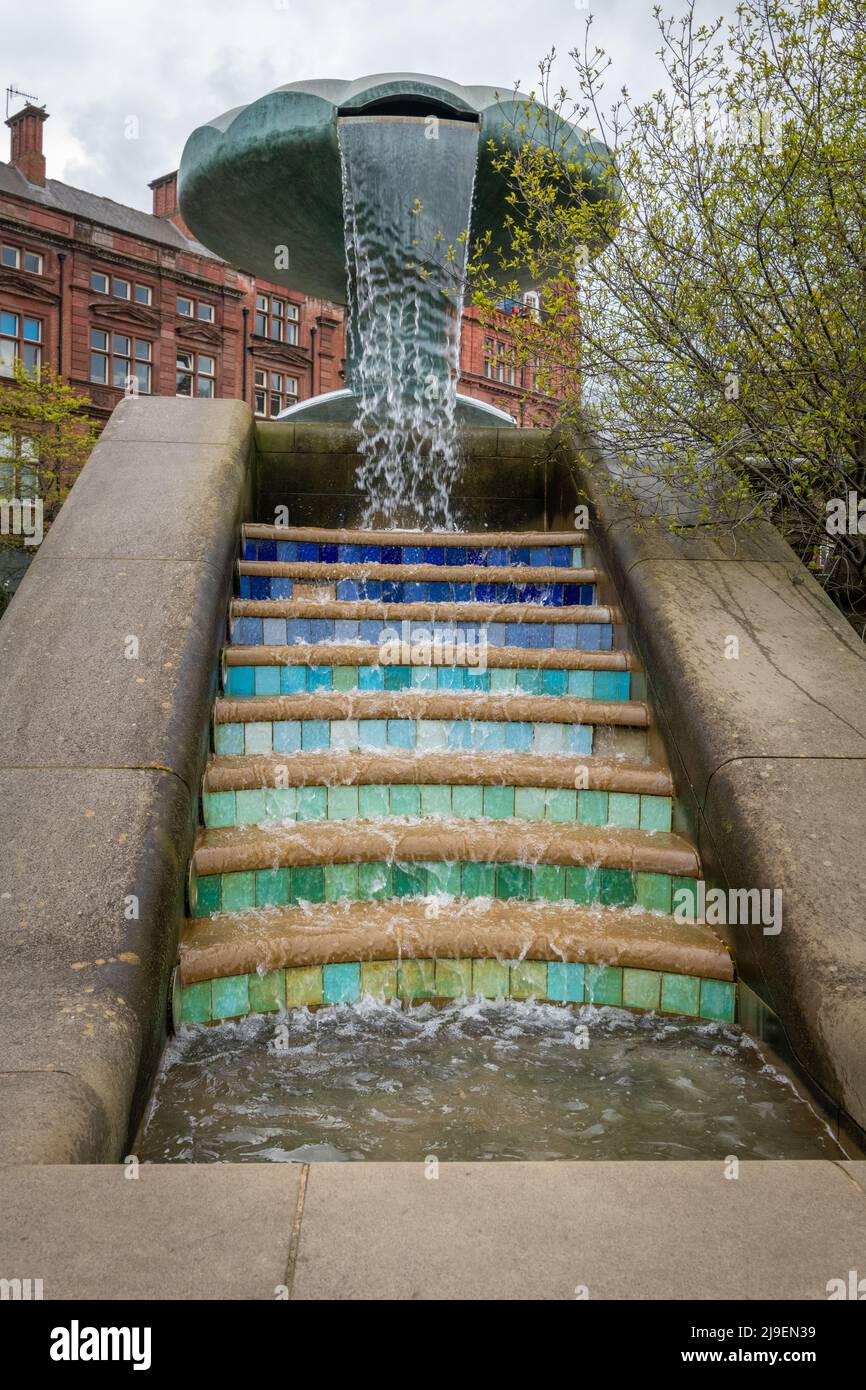 Sheffield Peace Gardens Waterfall and Fountain Foto de stock