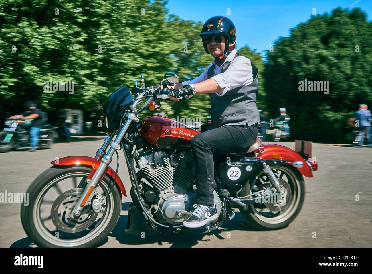 Distinguido Gentleman's Ride 2022 en Bucarest Rumanía Mayo, triunfo clásico motocicleta evento caballeros Ride clásico motocicleta y ropa clásica Foto de stock