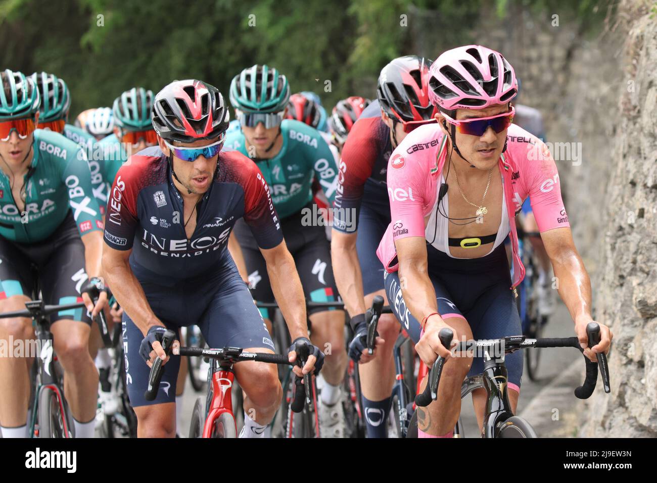 Cogne, Cogne, Italia, 22 de mayo de 2022, Richard Carapaz (Ineos  Grenadiers), el líder en la chaqueta rosa durante la Etapa 15 - Rivarolo  Canavese - Cogne - Giro d'Italia Fotografía de stock - Alamy