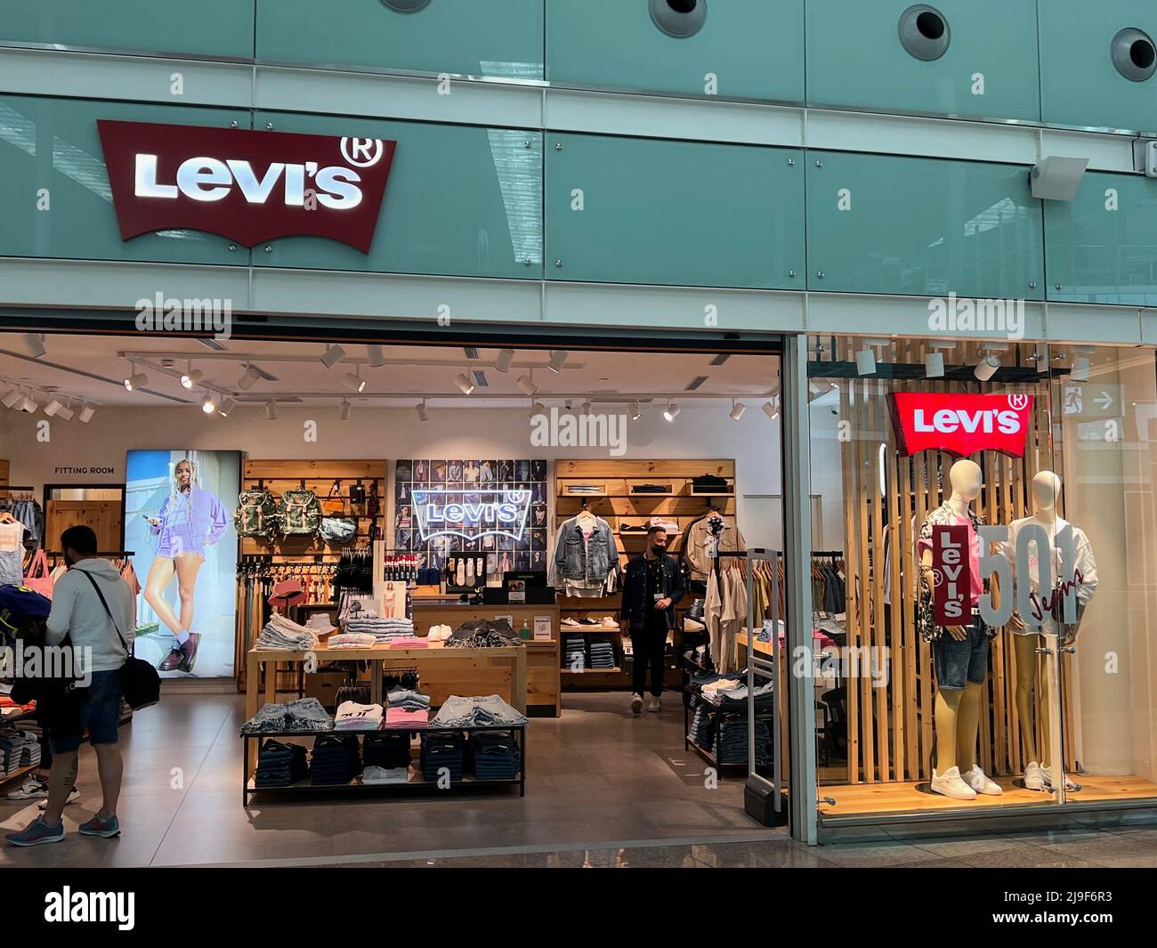 Barcelona, España. 21st de mayo de 2022. La tienda Levi's en la Terminal 1  del aeropuerto Josep Tarradellas Barcelona-El Prat (BCN) el 21 de mayo de  2022. El aeropuerto es conocido comúnmente