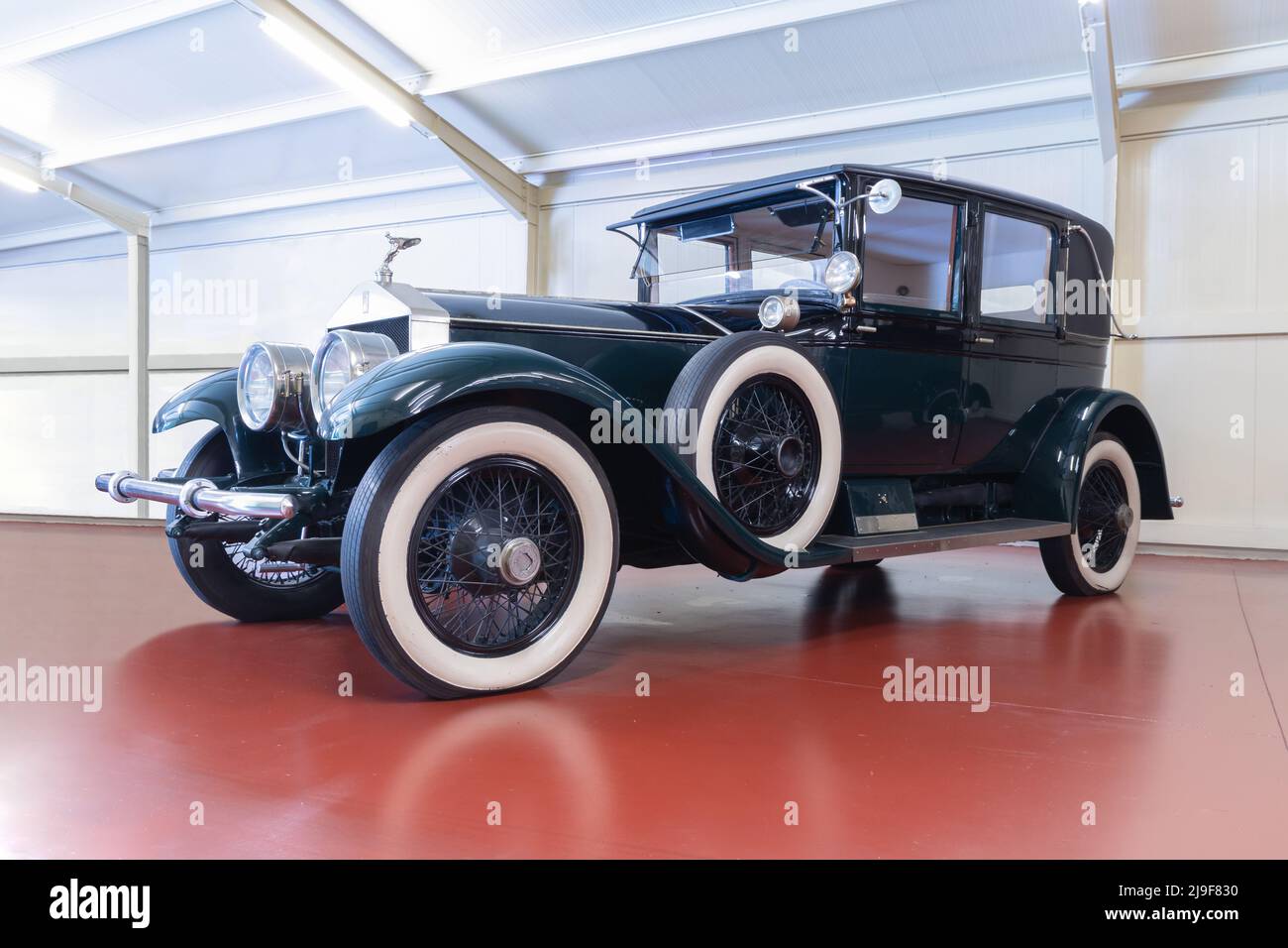 GALDAMES, ESPAÑA-8 DE AGOSTO de 2021: 1926 Rolls-Royce Springfield Ghost de plata Tilbury Sedan LHD en Torre Loizaga (Miguel de la Via) Museo del Automóvil Foto de stock