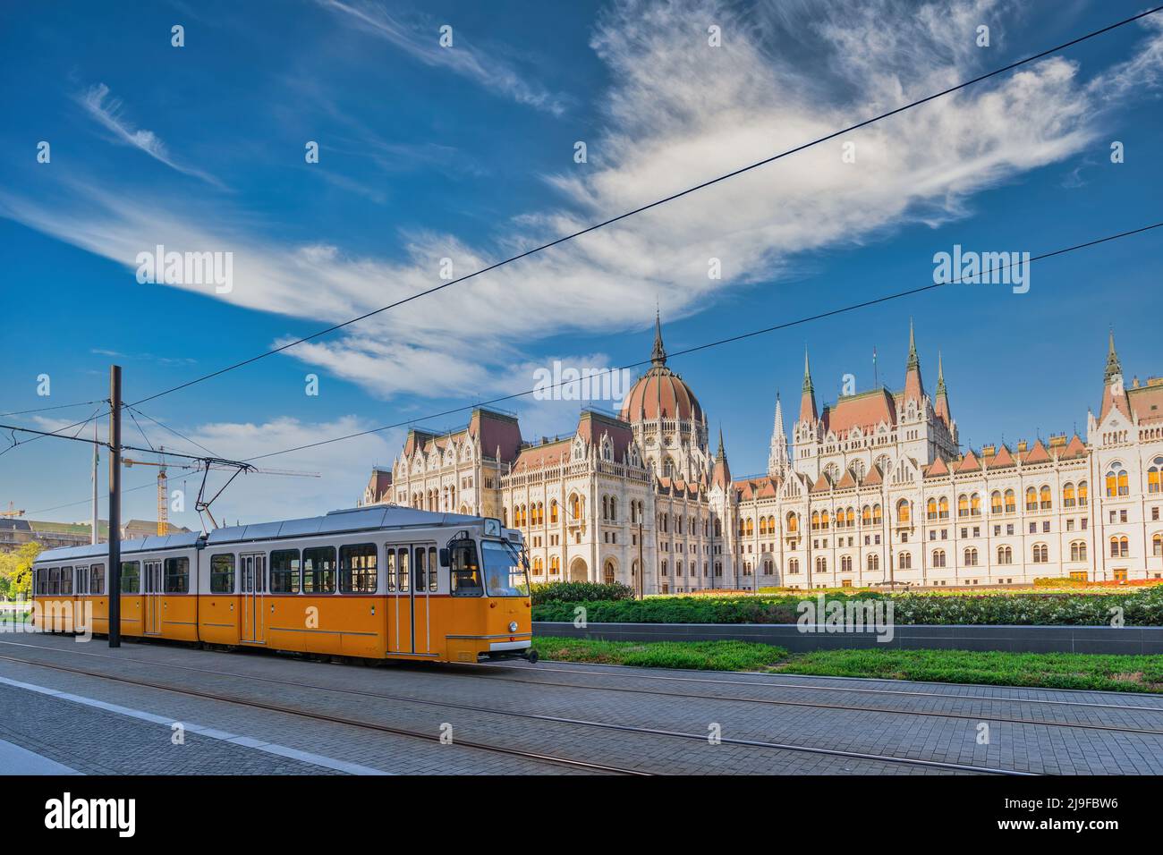 Budapest Hungría, el horizonte de la ciudad en el Parlamento húngaro y el tranvía de Budapest Foto de stock
