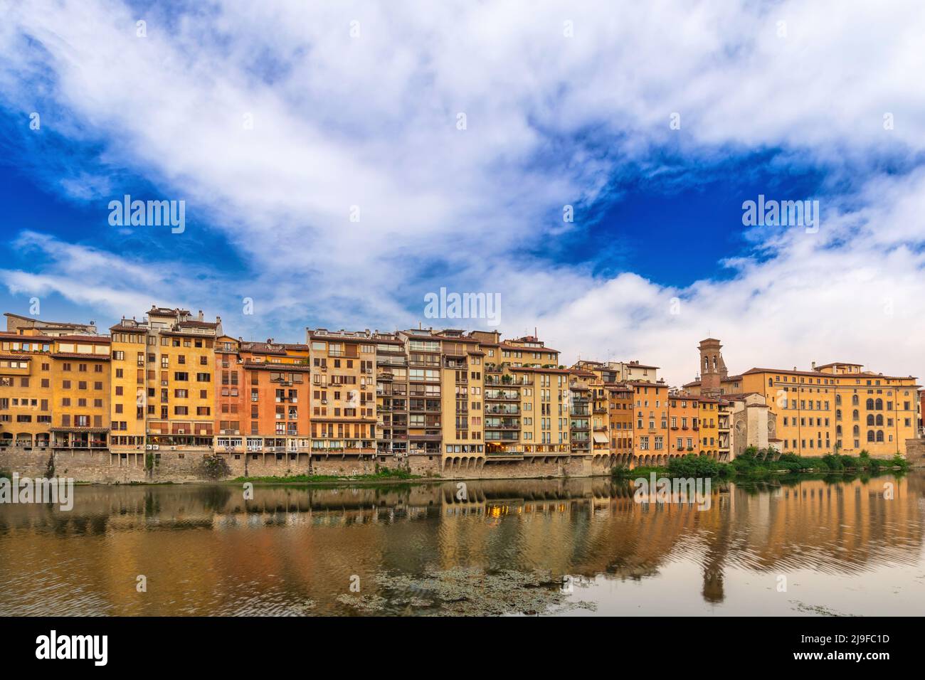 Florencia Italia, el horizonte de la ciudad en el casco antiguo y el río Arno, Toscana Italia Foto de stock