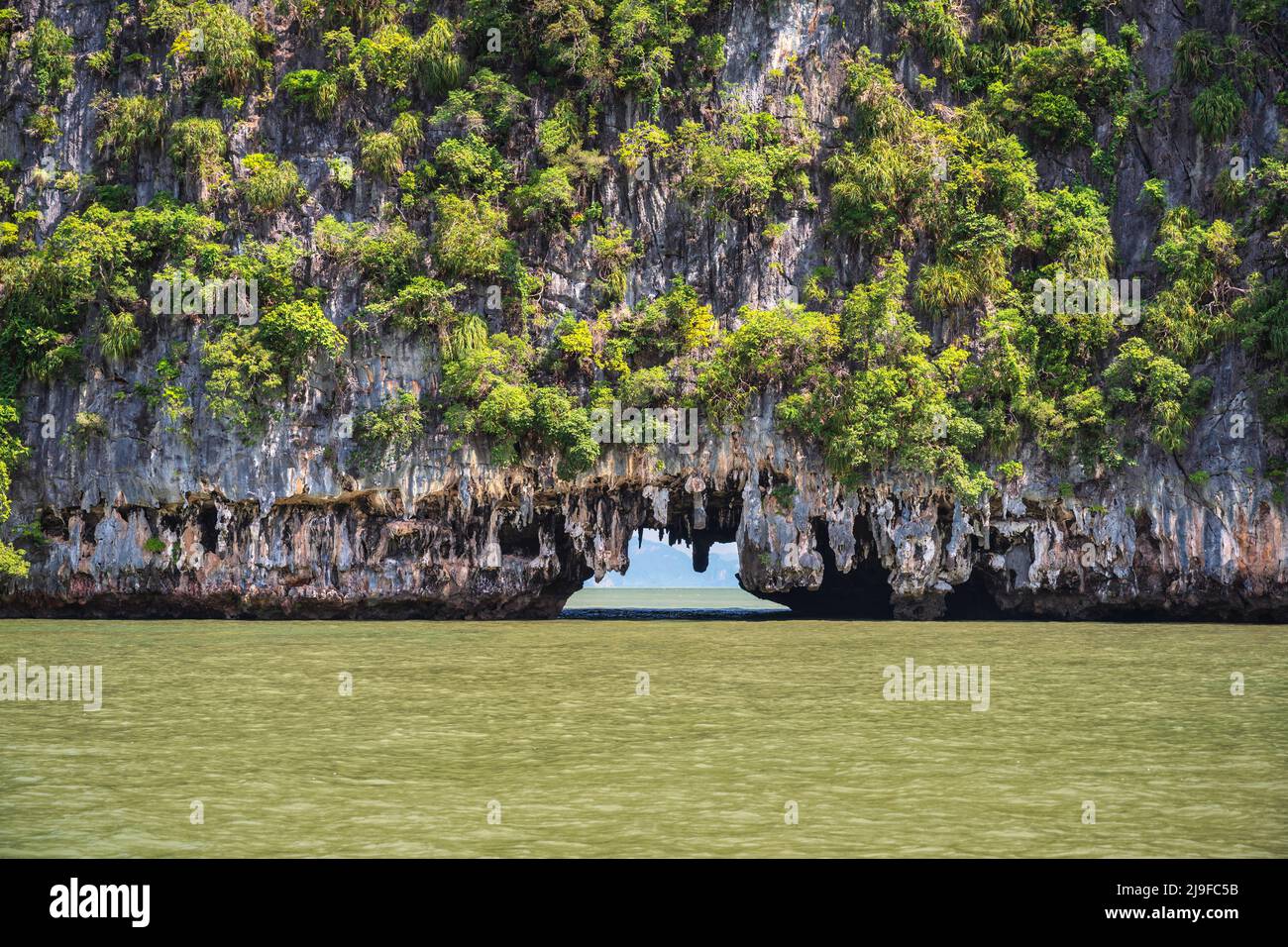Vista de las islas tropicales en la cueva de Tham Lod con agua de mar azul del océano, paisaje natural de Phang Nga Thailand Foto de stock