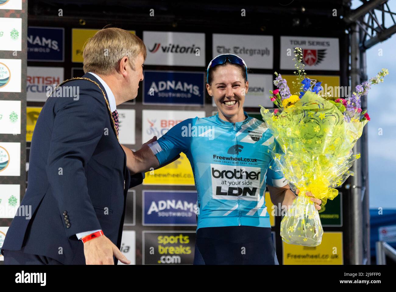 Sammie Stuart, de LDN Brother, ganador de la camiseta de sprints azules en la carrera de ciclismo Sportsbreaks Tour Series en la quinta ronda de Clacton on Sea, Essex, Reino Unido. Criterio Foto de stock