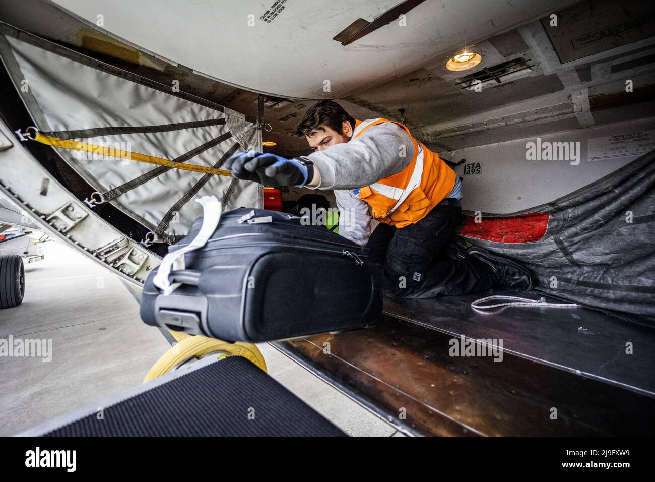 2022-05-23 10:55:21 ROTTERDAM - Los empleados del equipaje quitan las  maletas de la bodega de carga de un avión KLM en Rotterdam el aeropuerto de  La Haya. ANP JEFFREY GREENWEG países bajos