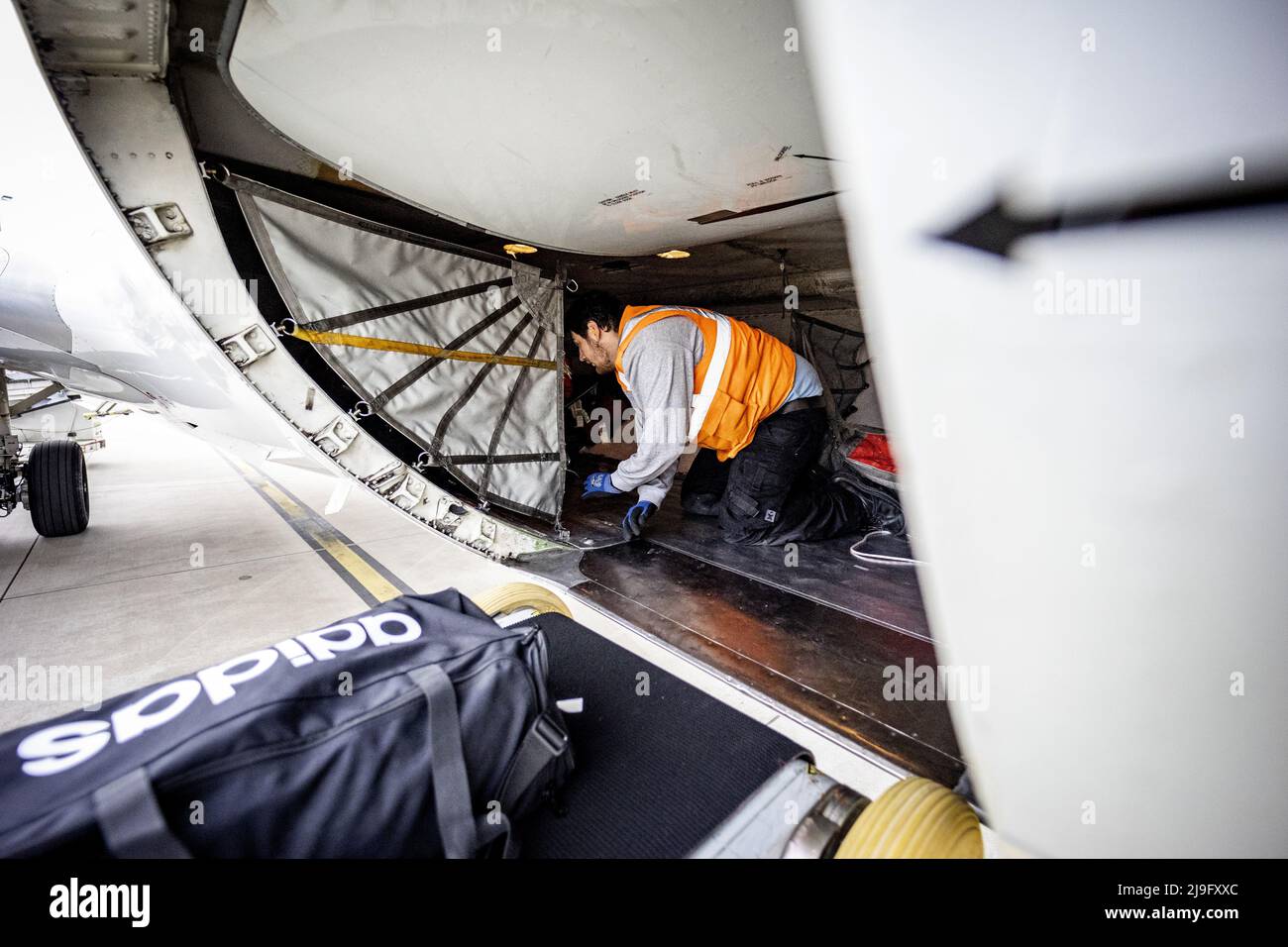2022-05-23 10:55:37 ROTTERDAM - Los empleados del equipaje quitan las  maletas de la bodega de carga de un avión KLM en Rotterdam el aeropuerto de  La Haya. ANP JEFFREY GREENWEG países bajos
