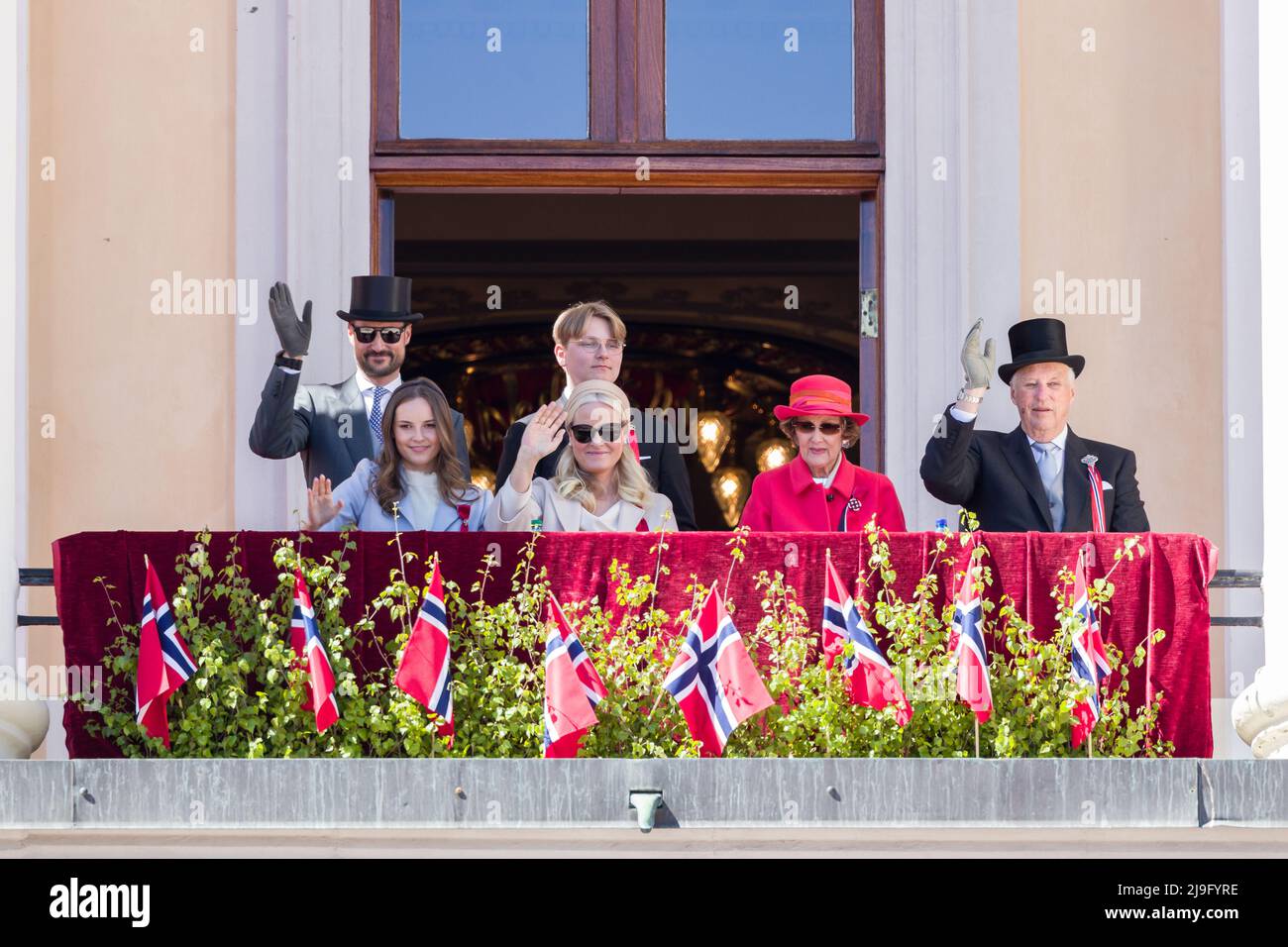 Oslo, Noruega. 17th, mayo de 2022. La familia real noruega saluda a la gente desde el balcón del Palacio Real durante el Día de la Constitución de Noruega en Oslo. (Parte delantera L-R) Princesa Ingrid Alexandra, Mette-Marit, Princesa de Noruega, Reina Sonja de Noruega y Rey Harald V y (Parte trasera L-R) Príncipe Sverre Magnus de Noruega y Haakon, Príncipe de Noruega. (Crédito de la foto: Gonzales Photo - Stian S. Moller). Foto de stock