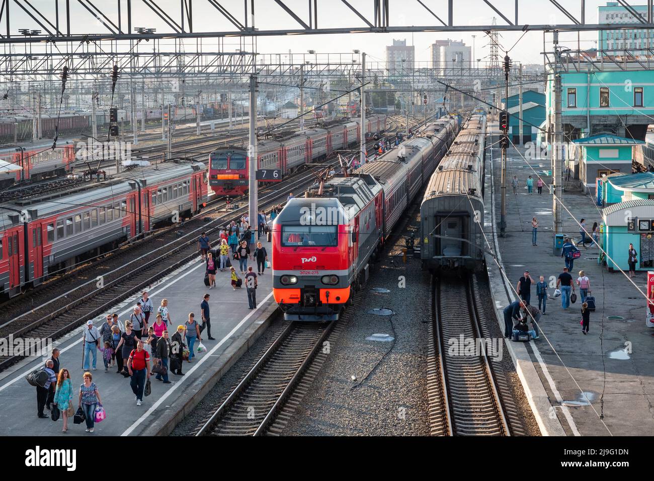 Estación Novosibirsk-Glavny en la ciudad de Novosibirsk, una parada importante a lo largo del Ferrocarril Transiberiano y una de las estaciones más grandes de Rusia. Foto de stock