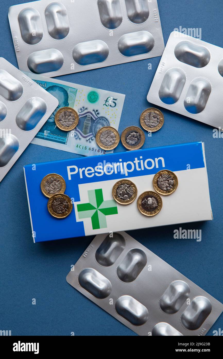 OXFORD, Reino Unido - Mayo 2022: NHS prescripción médica envase con dinero. Concepto de coste sanitario Foto de stock