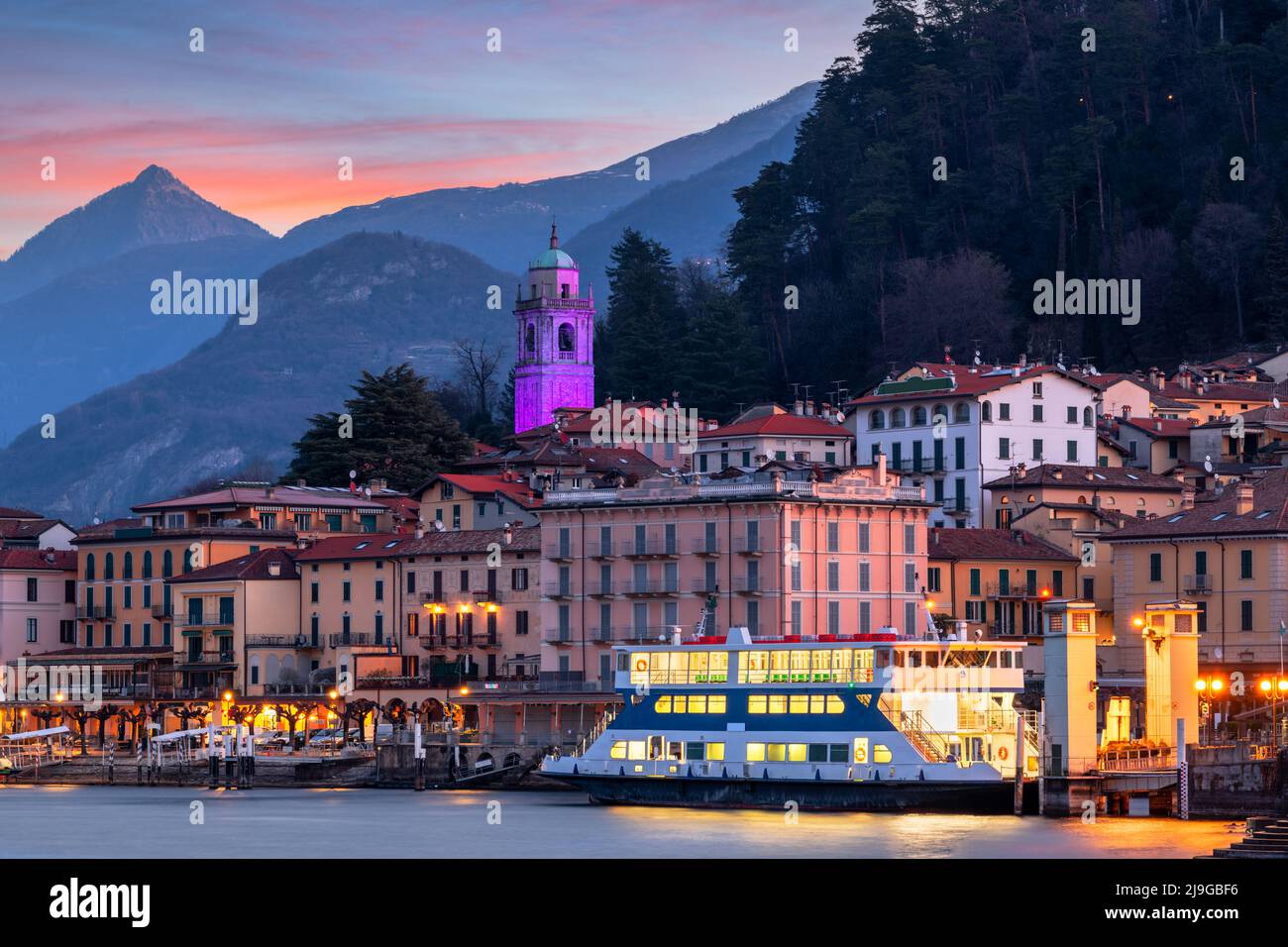 Bellagio, Italia en el Lago Como al atardecer. Foto de stock