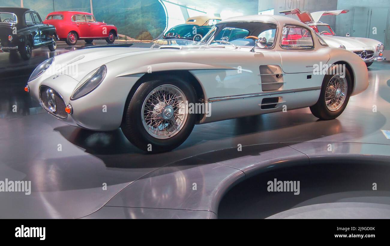 STUTTGART, ALEMANIA.- El 7 de abril de 2017: 1955 Mercedes-Benz 300 SLR Coupé Uhlenhaut en el Museo Mercedes. Foto de stock
