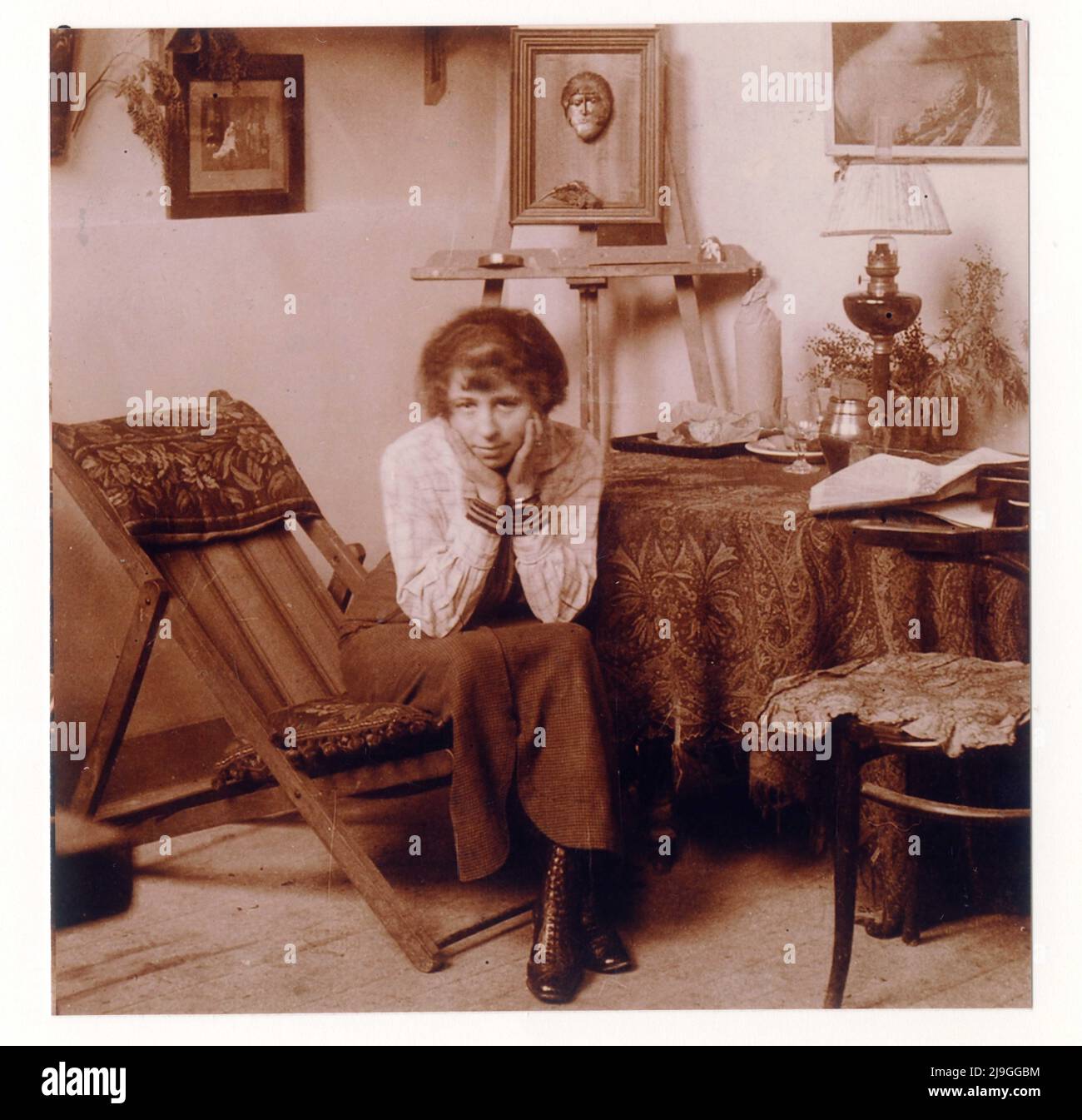 Magali Gargallo devant son retrato dans l'atelier de la rue Blomet en 1913 Foto de stock
