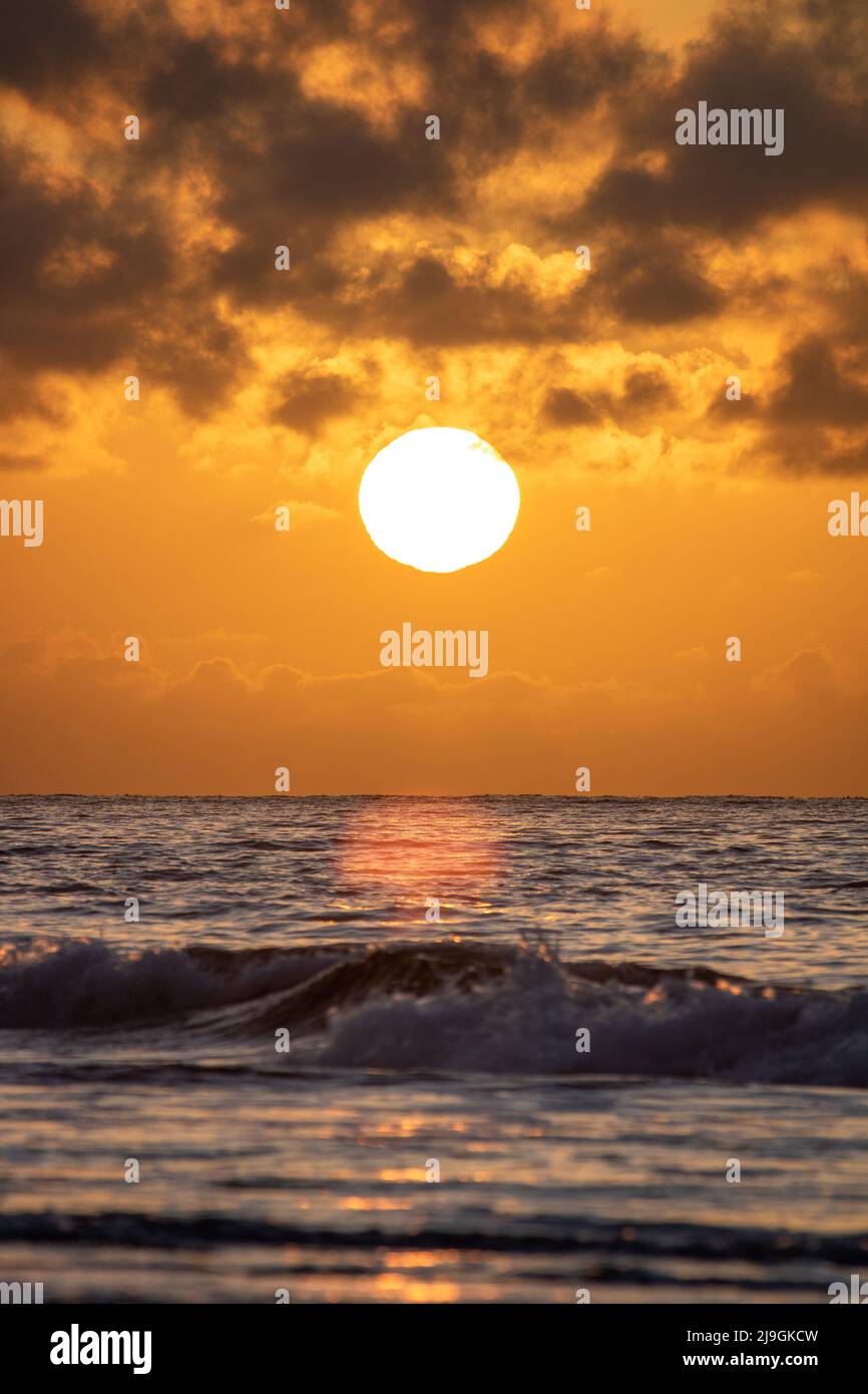 El sol se despierta por la mañana en el océano Foto de stock