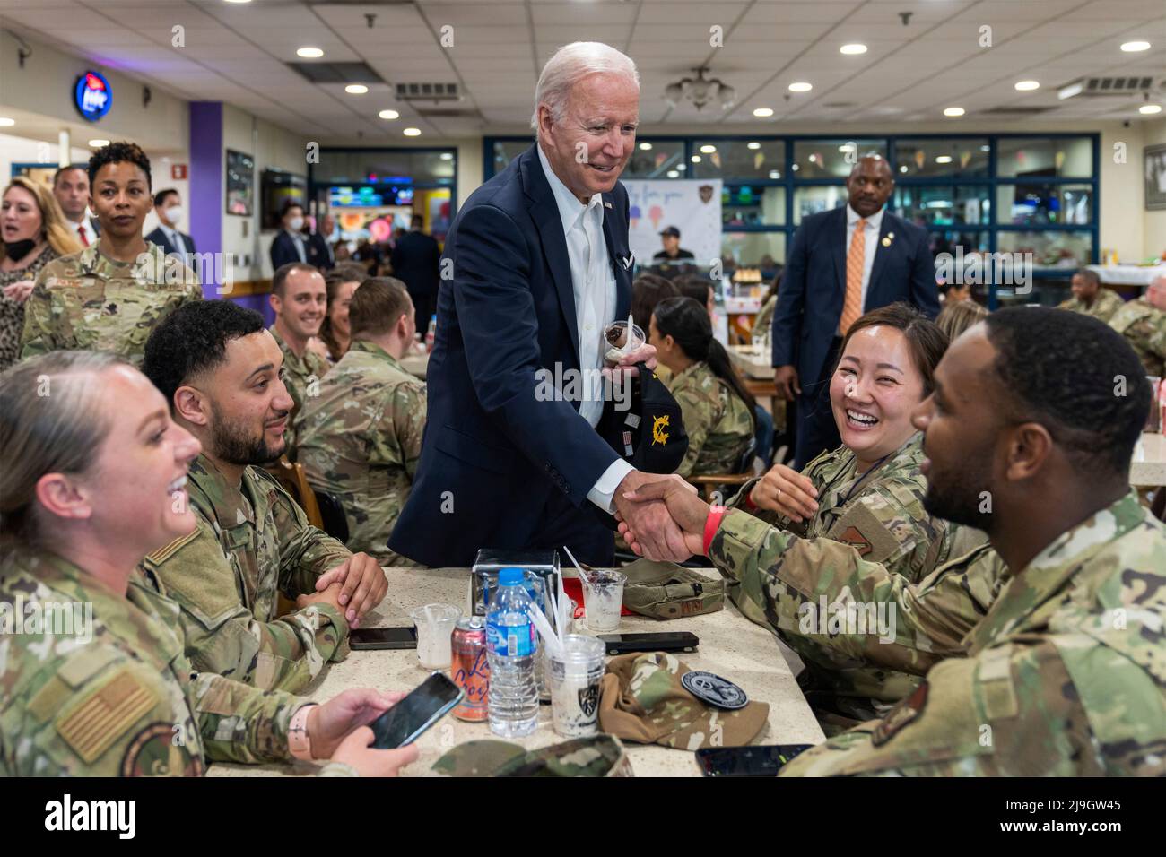 Pyeongtaek, Corea del Sur. 22 de mayo de 2022. El presidente de los Estados Unidos, Joe Biden, saluda a los soldados y aviadores estacionados en la Base Aérea de Osan antes de partir después de su visita de dos días a Corea del Sur, el 22 de mayo de 2022 en Pyeongtaek, Corea del Sur. Crédito: Adam Schultz/Casa Blanca Foto/Alamy Live News Foto de stock