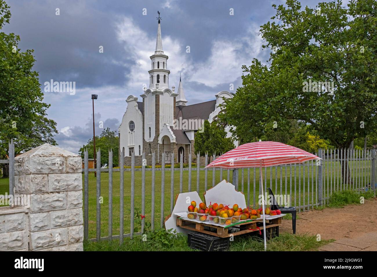 Puesto de fruta frente a la Iglesia Reformada Holandesa en la ciudad Piet Retief / Mkhondo, Gert Sibande, provincia de Mpumalanga, Sudáfrica Foto de stock
