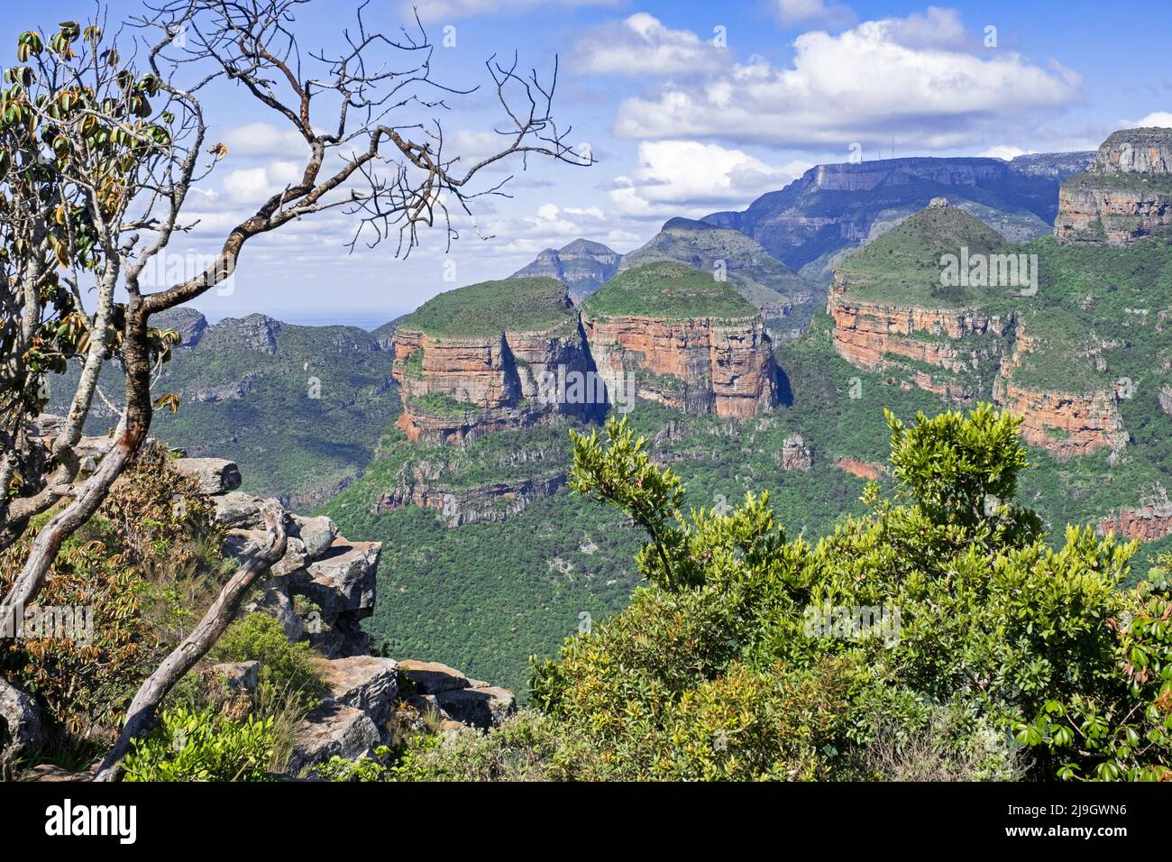 Tres Rondavels, cimas de montaña cubiertas de hierba en la Reserva Natural del Cañón del Río Blyde, provincia de Mpumalanga, Sudáfrica Foto de stock