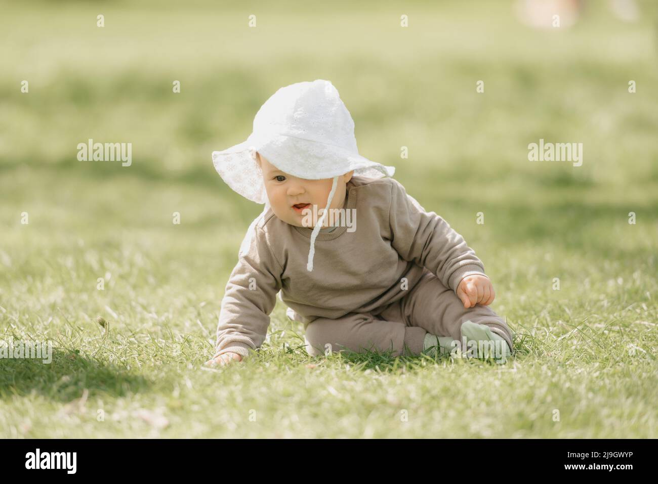 Niño pequeño con sudadera azul y gorra roja 02 Stock Photo