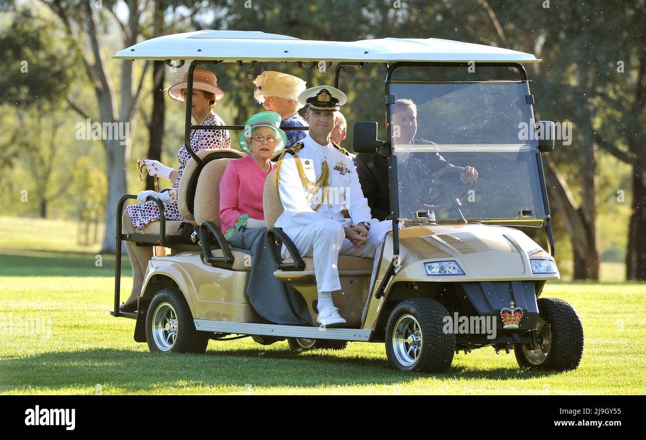 Foto del archivo fechada el 20/10/11 de la Reina Isabel II sentada al lado del Duque de Edimburgo mientras recorren los terrenos de la Casa de Gobierno en Canberra en un carrito de golf, para ver la vida silvestre en las afueras de la capital australiana. Fecha de emisión: Lunes 23 de mayo de 2022. Foto de stock