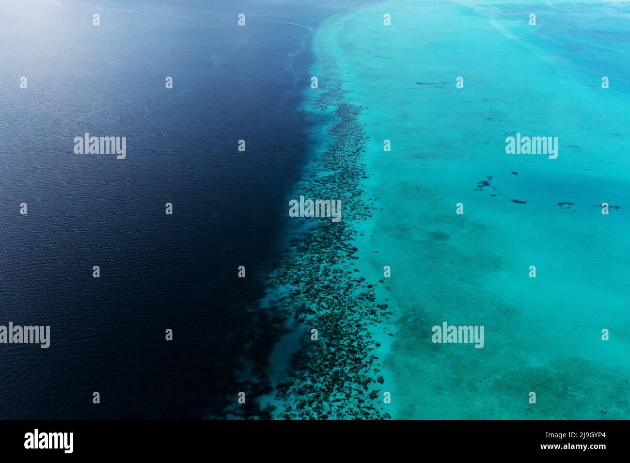 Punto de vista drone de un océano con agua turquesa Sabah Borneo Malasia Foto de stock