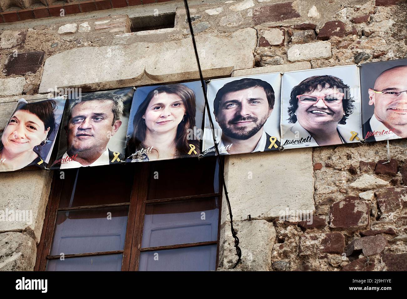 Banners con los rostros de los políticos 'independentistas' encarcelados en Cataluña. Foto de stock