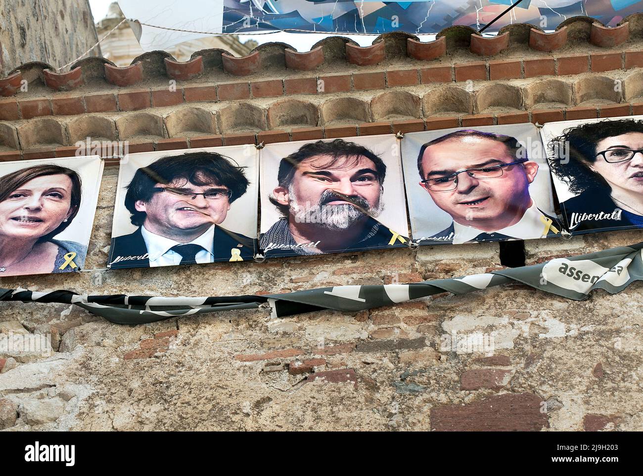 Banners con los rostros de los políticos 'independentistas' encarcelados en Cataluña. Foto de stock